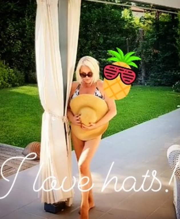 Η Ρούλα Κορομηλά με το μαγιό της και χωρίς ρετούς, στην πισίνα της [εικόνες] | iefimerida.gr 0