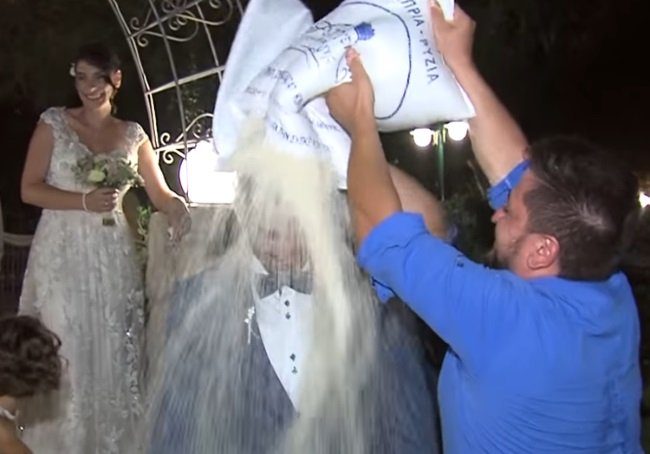 Επικός γάμος στην Κρήτη, με δεκάδες Βαυαρούς -Ελουσαν τον γαμπρό με 200 κιλά ρύζι [βίντεο] | iefimerida.gr 0