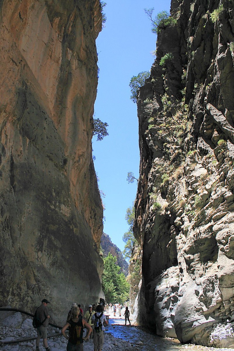 Τουρίστες από όλα τα μέρη της γης σπεύδουν ν ατο διασχίσουν
