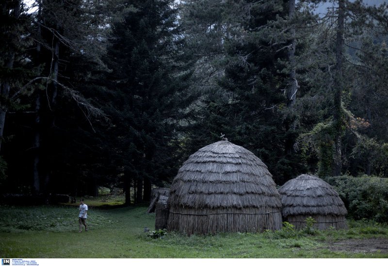 Η νομάδικη ζωή των Σαρακατσάνων -Οι επισκέπτες τρελαίνονται με τις εντυπωσιακές καλύβες στον Γυφτόκαμπο [εικόνες] | iefimerida.gr 9