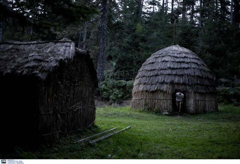 Η νομάδικη ζωή των Σαρακατσάνων -Οι επισκέπτες τρελαίνονται με τις εντυπωσιακές καλύβες στον Γυφτόκαμπο [εικόνες] | iefimerida.gr 8