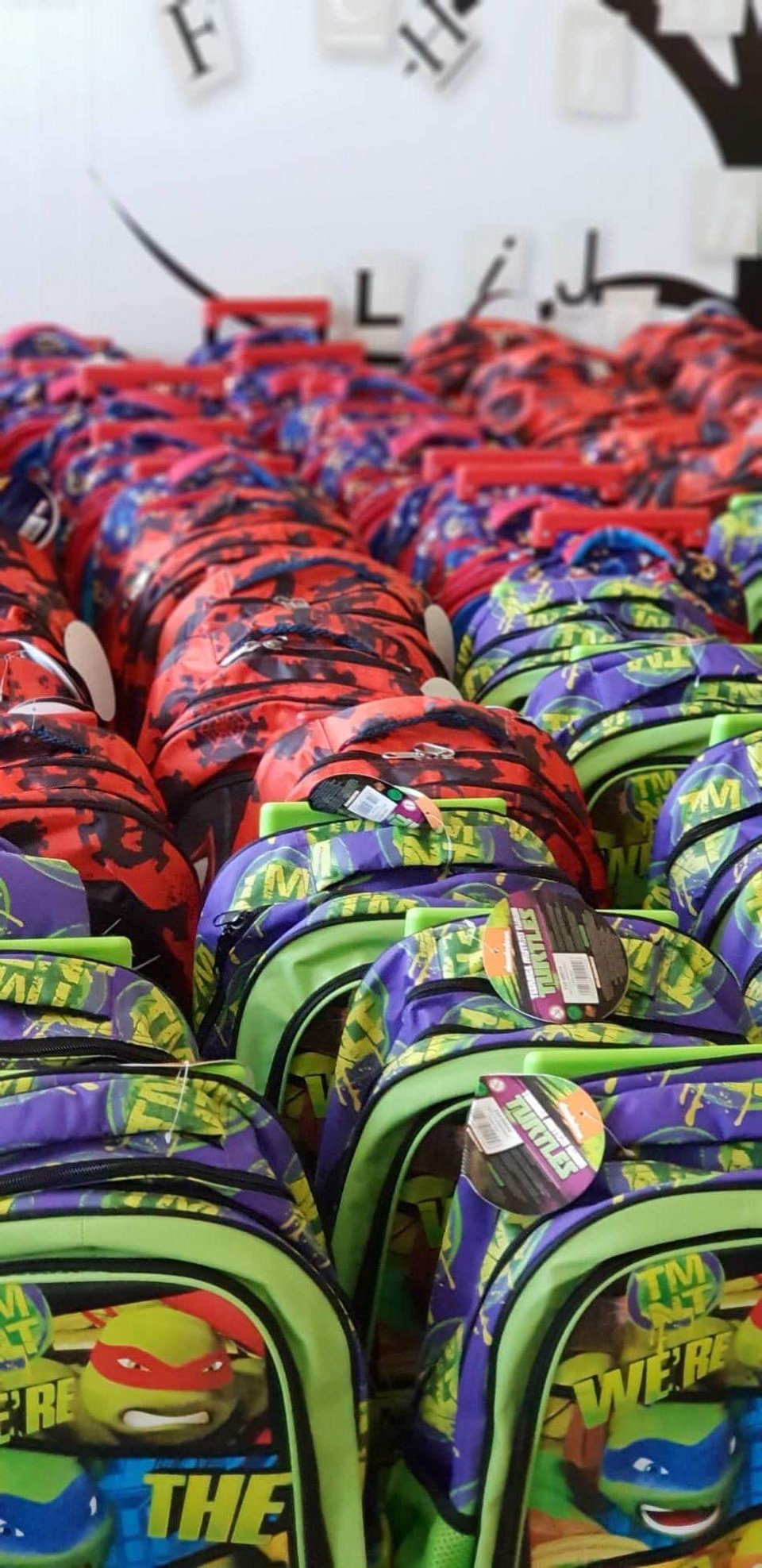 Τα Public προσφέρουν 3.000 πακέτα σχολικών σε πληγέντες από τη φωτιά στο Μάτι | iefimerida.gr 1