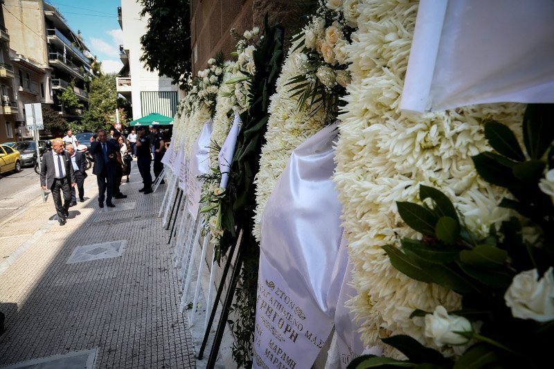 Συγγενείς, φίλοι, συνάδελφοι αποχαιρέτησαν τον Γρηγόρη Σκαλκέα [εικόνες] | iefimerida.gr 11