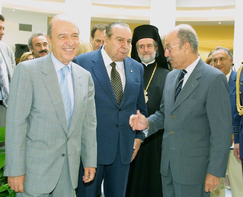 Με τον Κώστα Σημίτη και τον Κωστή Στεφανόπουλο από τα εγκαίνια του Ιδρύματος Ιατροβιολογικών Ερευνών, το 2002