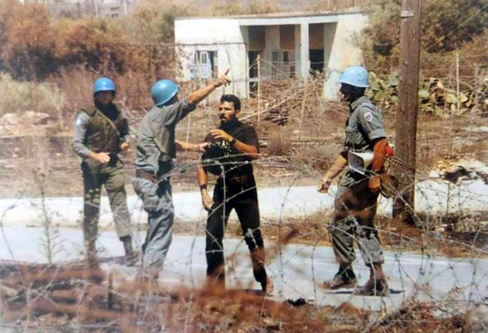 Κυανόκρανοι προσπαθούν να τον αποτρέψουν. Μάταια...