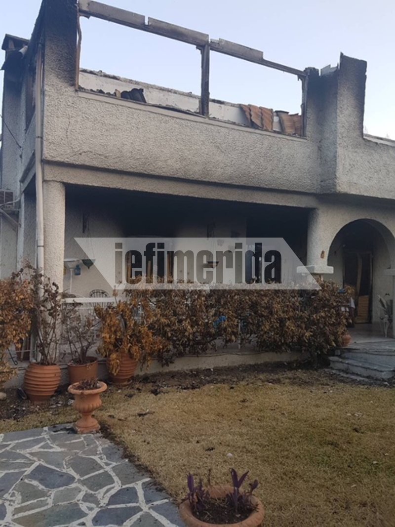 Οι φλόγες πέρασαν από τις ξύλινες πόρτες του ισογείου