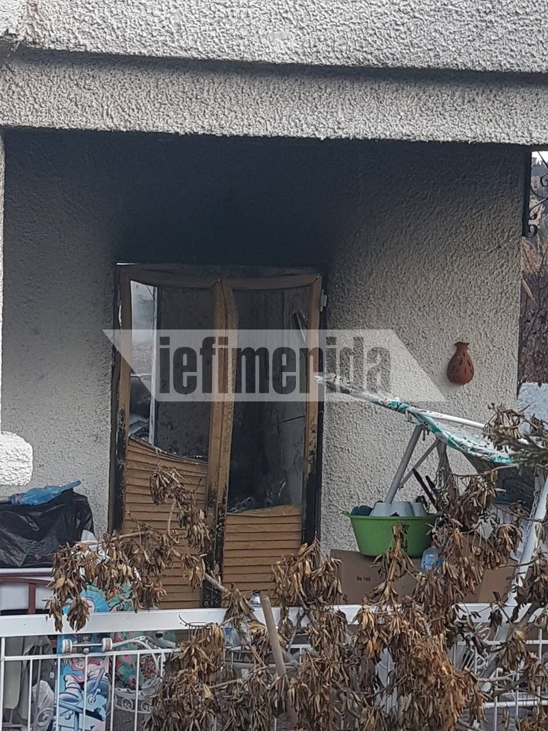 Πρώτα κάηκαν οι ξύλινες εξωτερικές πόρτες