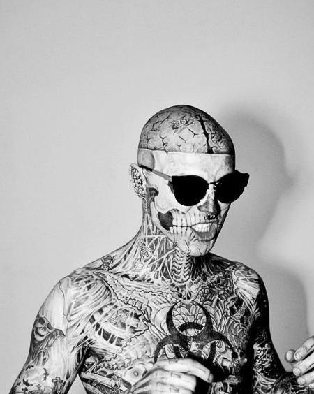 Αυτοκτόνησε ο Ρικ Τζένεστ, το μοντέλο που είχε καλυμμένο όλο το σώμα του με τατουάζ [βίντεο] | iefimerida.gr 1