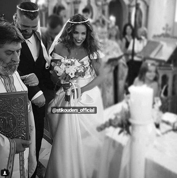Το μυστικό του νυφικού της Στικούδη: Με μια κίνηση το έκανε μίνι -Νέες φωτό από το γάμο [εικόνες] | iefimerida.gr 10