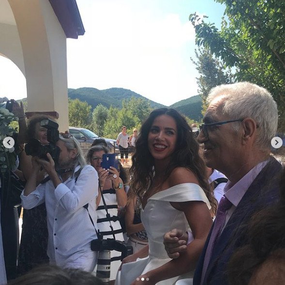 Το μυστικό του νυφικού της Στικούδη: Με μια κίνηση το έκανε μίνι -Νέες φωτό από το γάμο [εικόνες] | iefimerida.gr 8