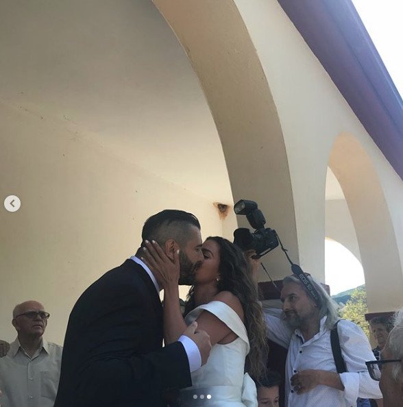 Το μυστικό του νυφικού της Στικούδη: Με μια κίνηση το έκανε μίνι -Νέες φωτό από το γάμο [εικόνες] | iefimerida.gr 9