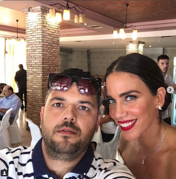 Το μυστικό του νυφικού της Στικούδη: Με μια κίνηση το έκανε μίνι -Νέες φωτό από το γάμο [εικόνες] | iefimerida.gr 7