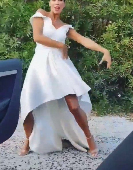 Το μυστικό του νυφικού της Στικούδη: Με μια κίνηση το έκανε μίνι -Νέες φωτό από το γάμο [εικόνες] | iefimerida.gr 4