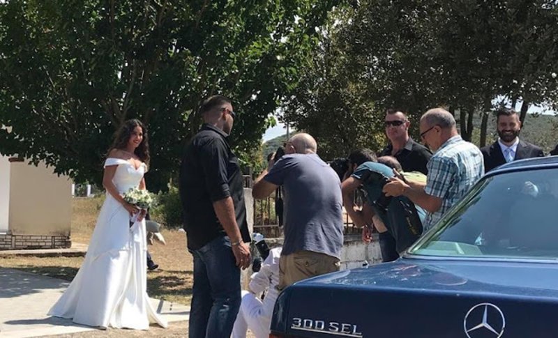 Το μυστικό του νυφικού της Στικούδη: Με μια κίνηση το έκανε μίνι -Νέες φωτό από το γάμο [εικόνες] | iefimerida.gr 0