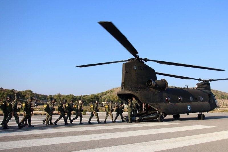 Εντυπωσιακές εικόνες: Αλματα αλεξιπτωτιστών από Σινούκ, στα 1.200 πόδια | iefimerida.gr 5