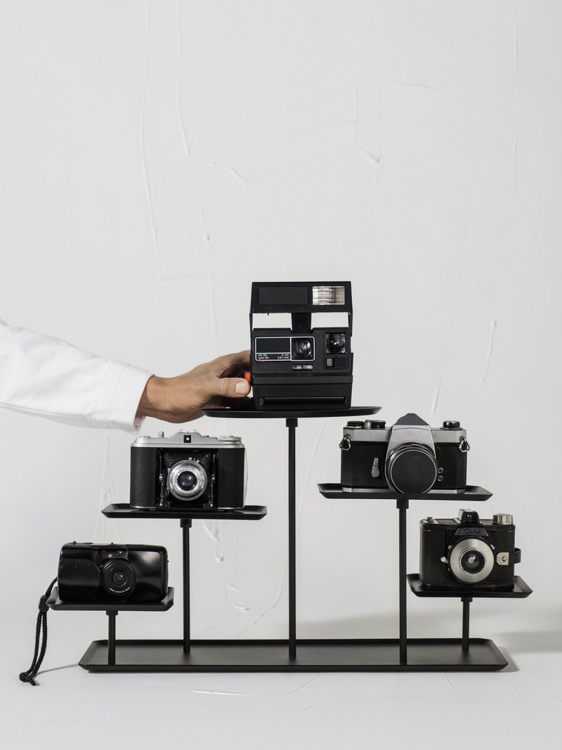 Με τα έπιπλα της σειράς της SAMMANHANG οι συλλογές βγαίνουν από τα συρτάρια και γίνονται μέρος της διακόσμησης του σπιτιού μας.