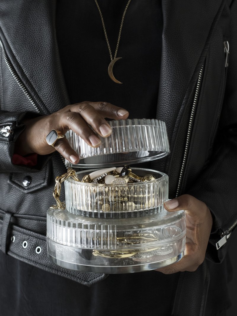 Το υπέροχο γυάλινο κουτί που μπορεί να φιλοξενήσει τα κοσμήματά μας