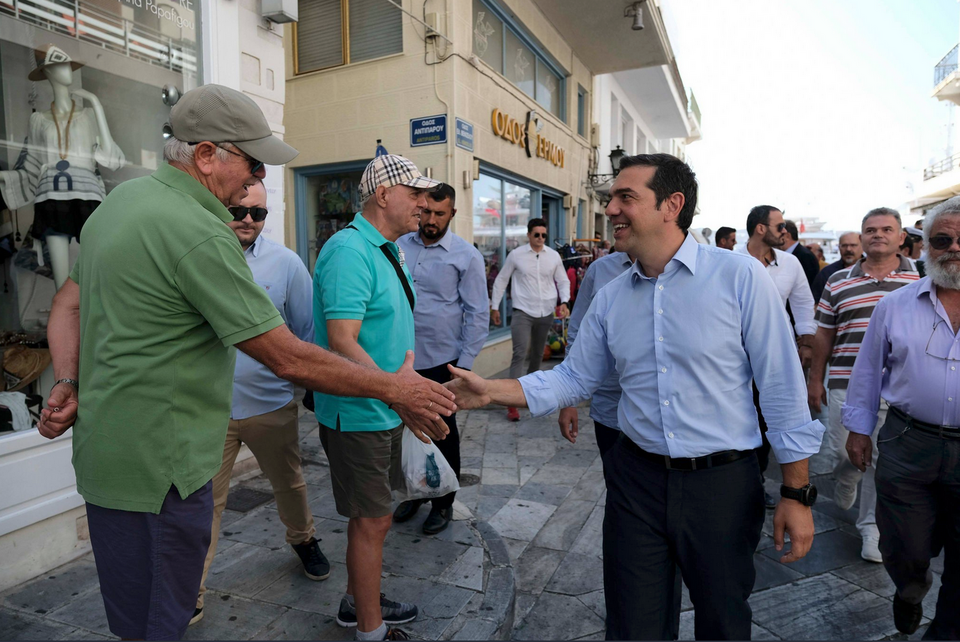 Στη Σύρο ο Τσίπρας -Νέες χειραψίες στο δρόμο, ως απάντηση στις κατηγορίες | iefimerida.gr 1