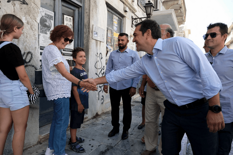 Στη Σύρο ο Τσίπρας -Νέες χειραψίες στο δρόμο, ως απάντηση στις κατηγορίες | iefimerida.gr 2