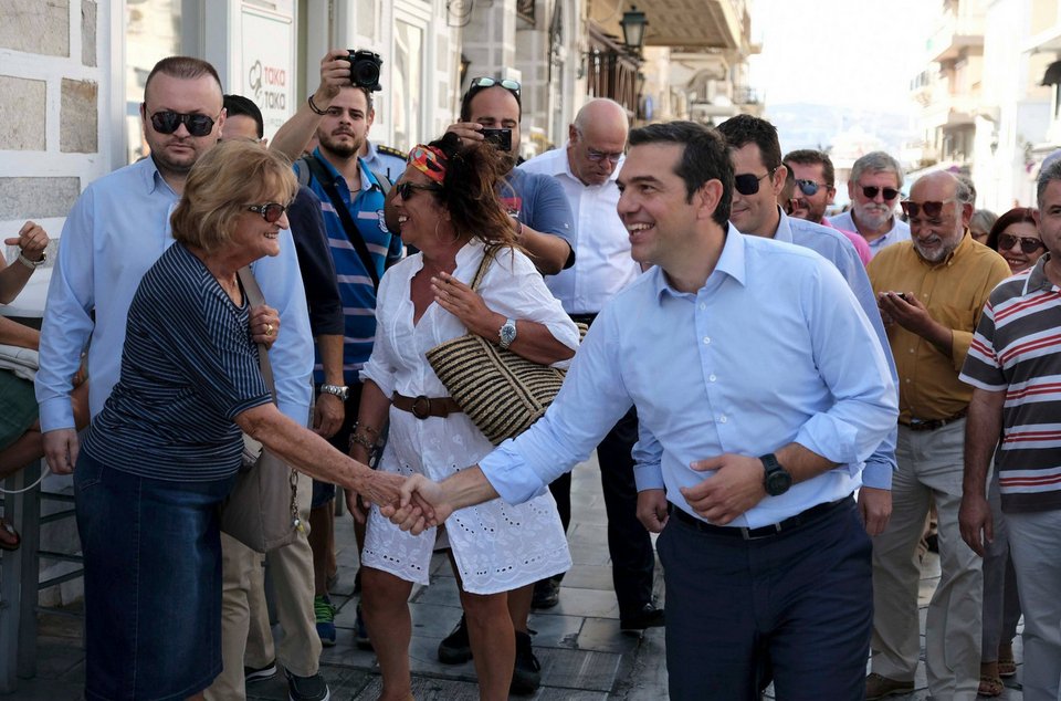 Στη Σύρο ο Τσίπρας -Νέες χειραψίες στο δρόμο, ως απάντηση στις κατηγορίες | iefimerida.gr 4
