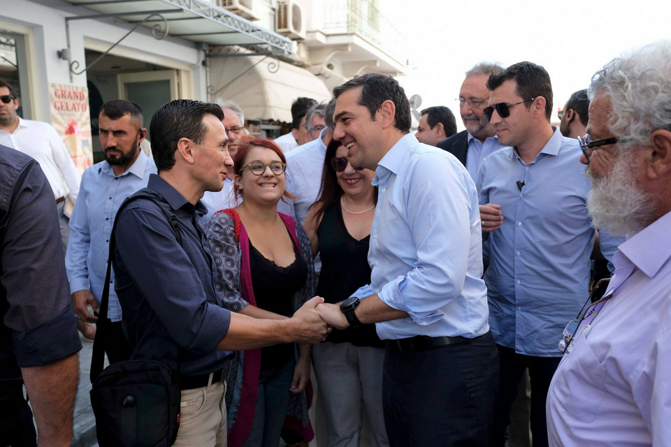 Στη Σύρο ο Τσίπρας -Νέες χειραψίες στο δρόμο, ως απάντηση στις κατηγορίες | iefimerida.gr 3