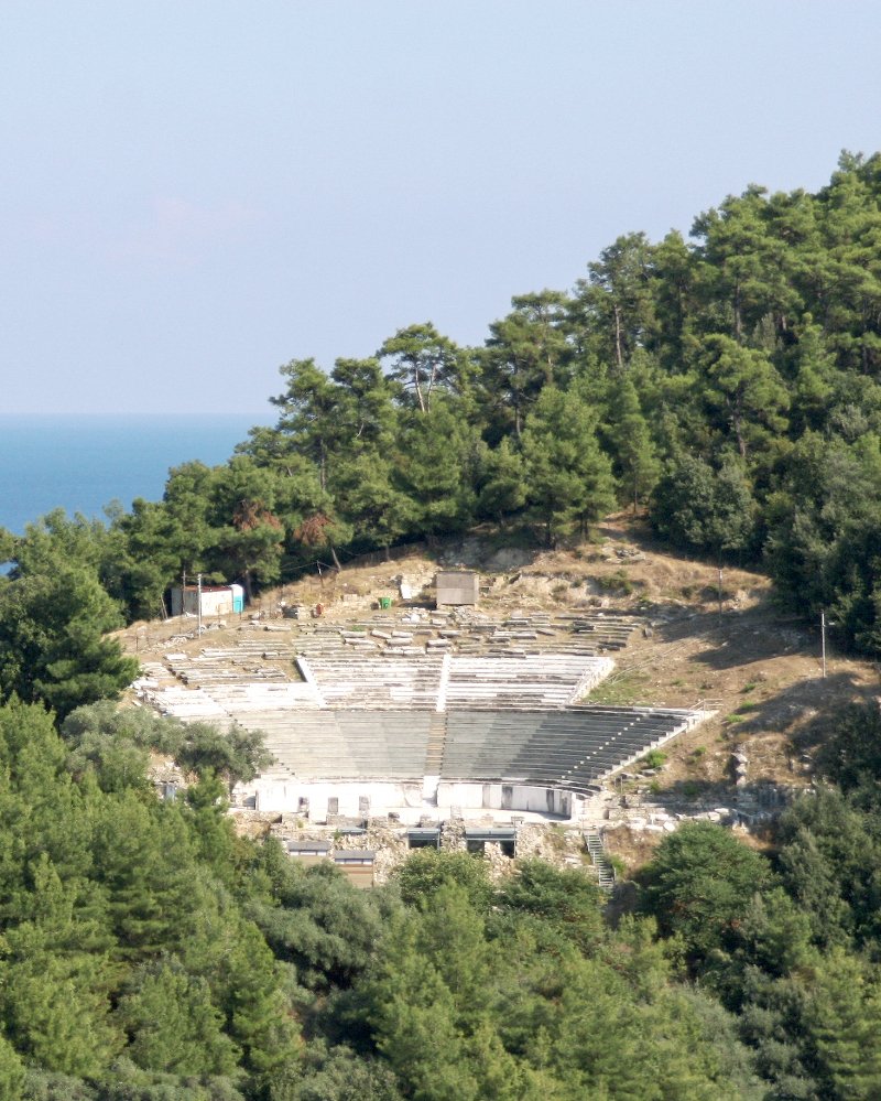 Το θέατρο είναι μες το πράσινο και έχει υπέροχη θέα στο λιμάνι