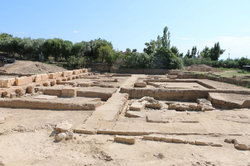 Η ανατολική στοά και το πρώιμο αρχαϊκό κτίριο με παραστάδες