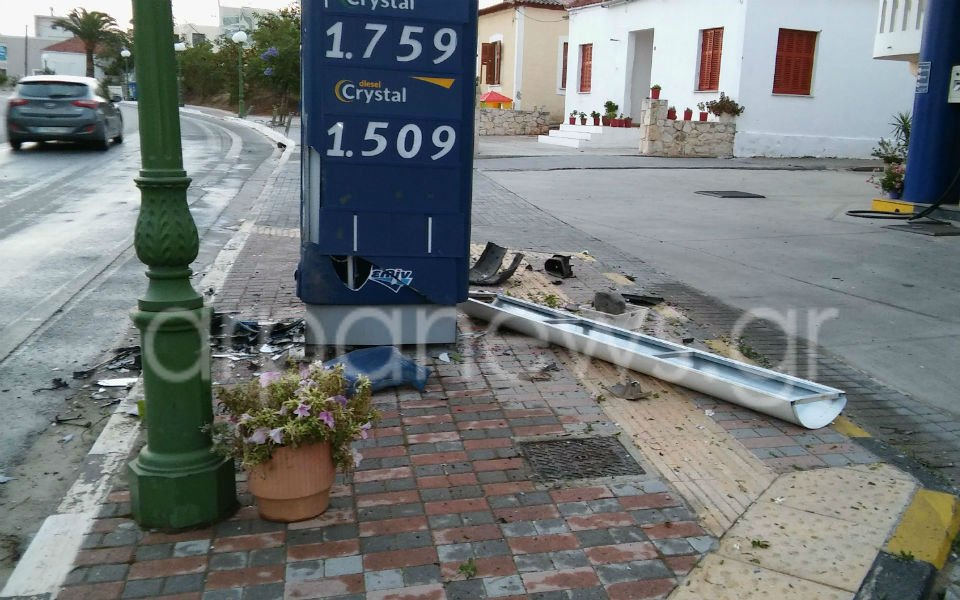 Σοβαρό τροχαίο ατύχημα σημειώθηκε τα ξημερώματα στα Χανιά και συγκεκριμένα στην Παλιά Εθνική Χανίων Κισσάμου, στο Γεράνι.
