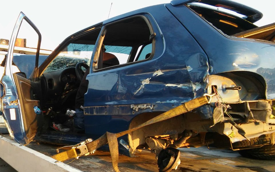 Το αυτοκίνητο διέγραψε τρελή πορεία και βρέθηκε στο πεζοδρόμιο του αντίθετου ρεύματος.