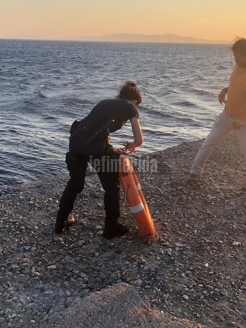 Τήνος: Ανδρας έπεσε από το πλοίο στη θάλασσα με το σκύλο του -Τους έσωσαν λιμενικοί [βίντεο] | iefimerida.gr 5