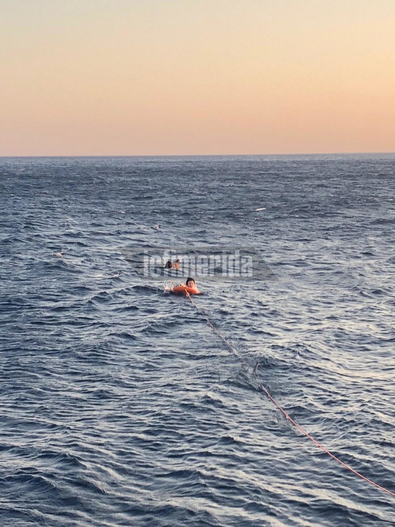 Τήνος: Ανδρας έπεσε από το πλοίο στη θάλασσα με το σκύλο του -Τους έσωσαν λιμενικοί [βίντεο] | iefimerida.gr 3