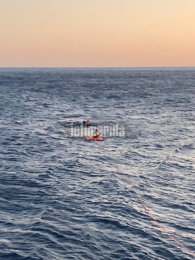 Τήνος: Ανδρας έπεσε από το πλοίο στη θάλασσα με το σκύλο του -Τους έσωσαν λιμενικοί [βίντεο] | iefimerida.gr 2