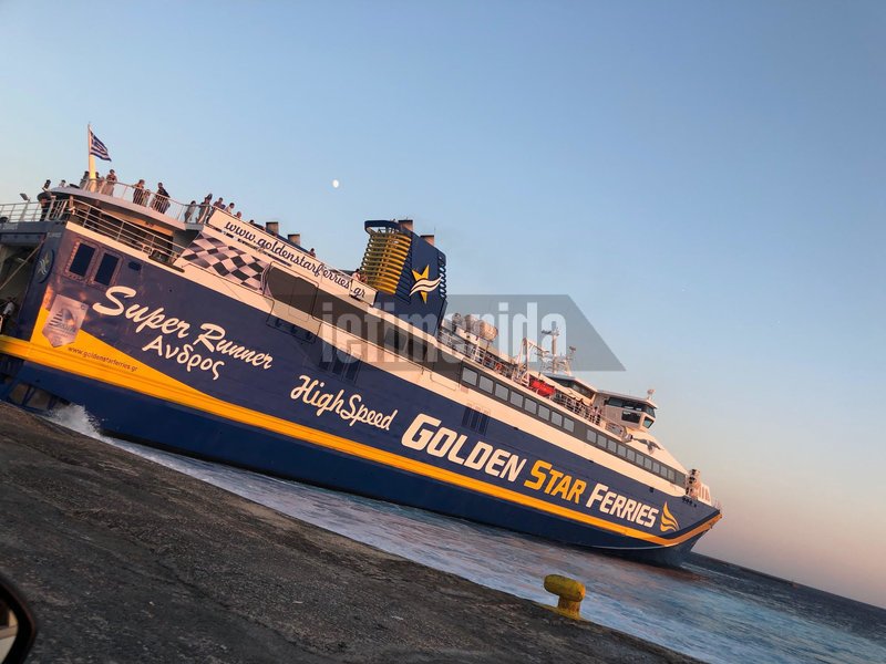 Τήνος: Ανδρας έπεσε από το πλοίο στη θάλασσα με το σκύλο του -Τους έσωσαν λιμενικοί [βίντεο] | iefimerida.gr 1