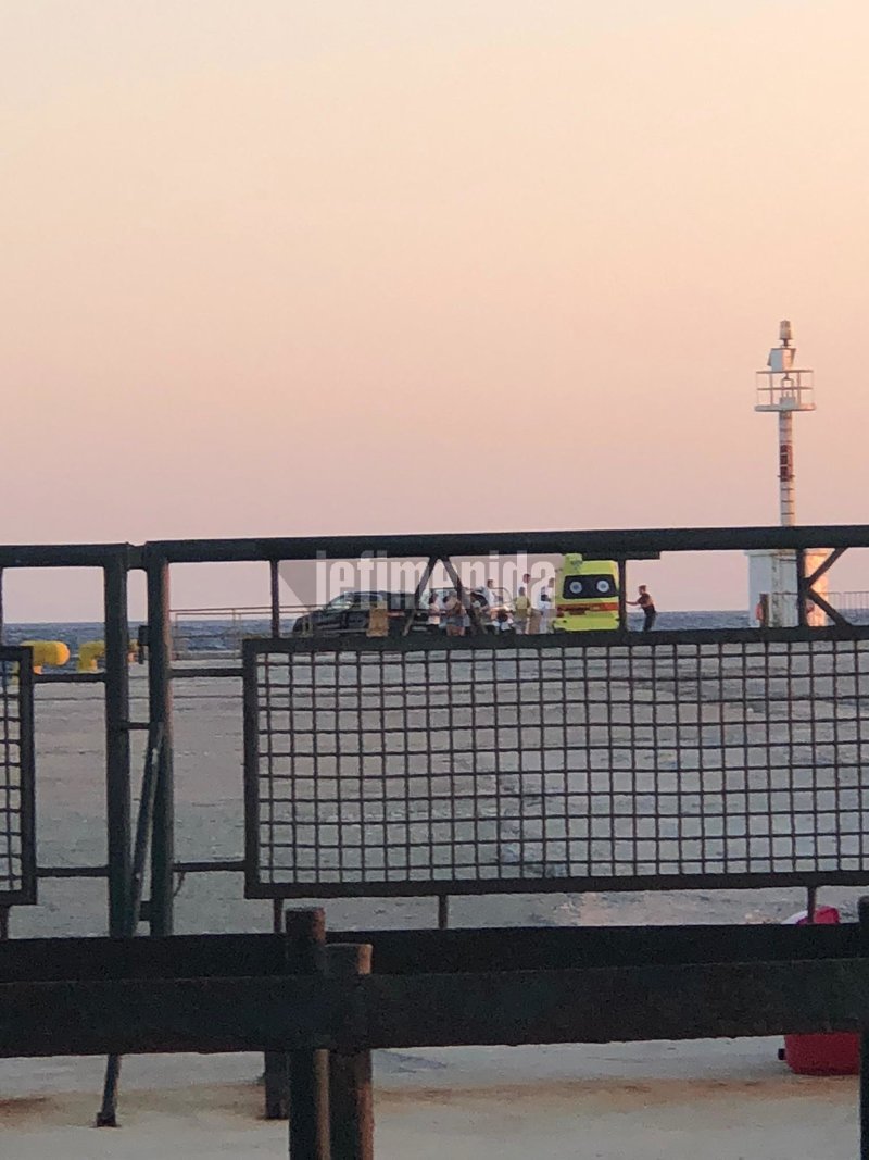 Τήνος: Ανδρας έπεσε από το πλοίο στη θάλασσα με το σκύλο του -Τους έσωσαν λιμενικοί [βίντεο] | iefimerida.gr 6