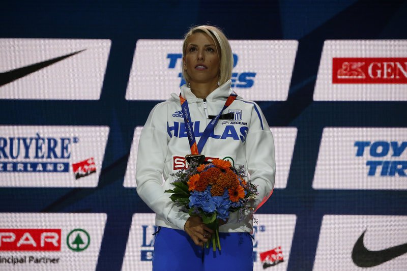 Μία ιδιαίτερη στιγμή: Η Παπαχρήστου παρέλαβε το χρυσό μετάλλιο από έναν σπουδαίο Ελληνα αθλητή [εικόνες & βίντεο] | iefimerida.gr 2