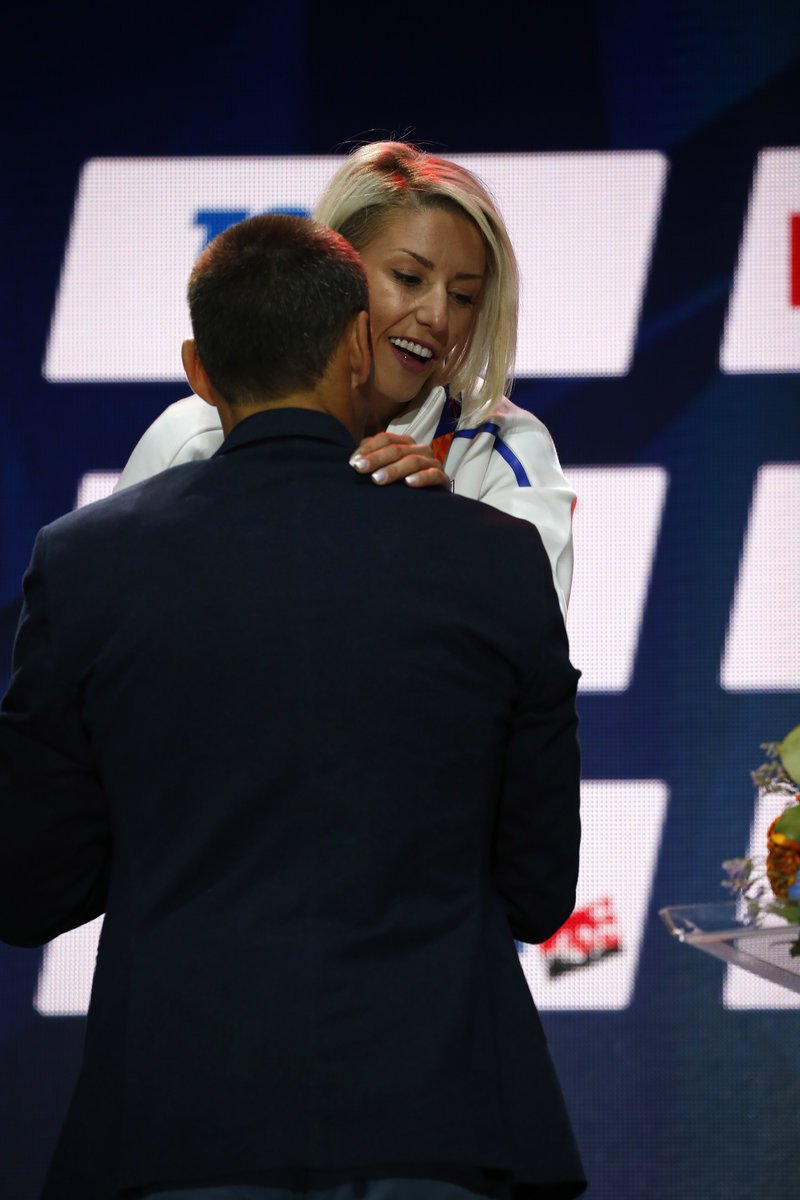 Μία ιδιαίτερη στιγμή: Η Παπαχρήστου παρέλαβε το χρυσό μετάλλιο από έναν σπουδαίο Ελληνα αθλητή [εικόνες & βίντεο] | iefimerida.gr 0