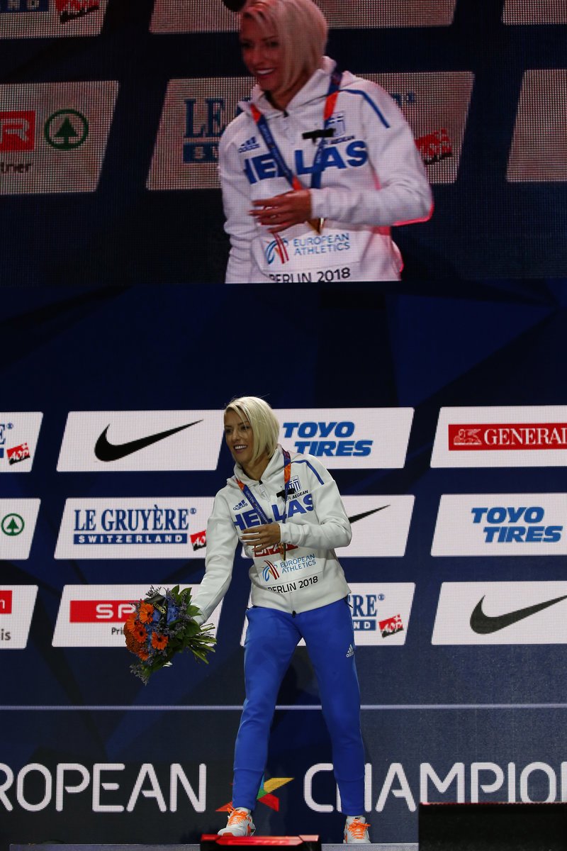 Μία ιδιαίτερη στιγμή: Η Παπαχρήστου παρέλαβε το χρυσό μετάλλιο από έναν σπουδαίο Ελληνα αθλητή [εικόνες & βίντεο] | iefimerida.gr 1