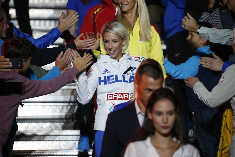 Μία ιδιαίτερη στιγμή: Η Παπαχρήστου παρέλαβε το χρυσό μετάλλιο από έναν σπουδαίο Ελληνα αθλητή [εικόνες & βίντεο] | iefimerida.gr 4