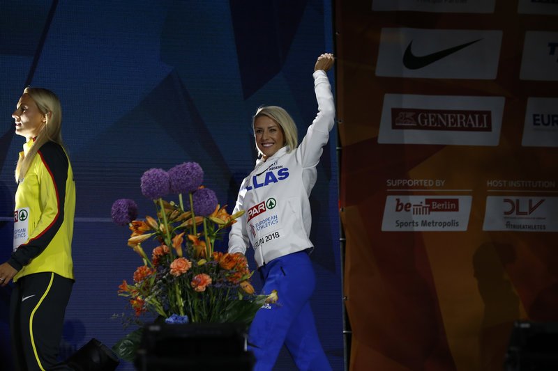 Μία ιδιαίτερη στιγμή: Η Παπαχρήστου παρέλαβε το χρυσό μετάλλιο από έναν σπουδαίο Ελληνα αθλητή [εικόνες & βίντεο] | iefimerida.gr 3