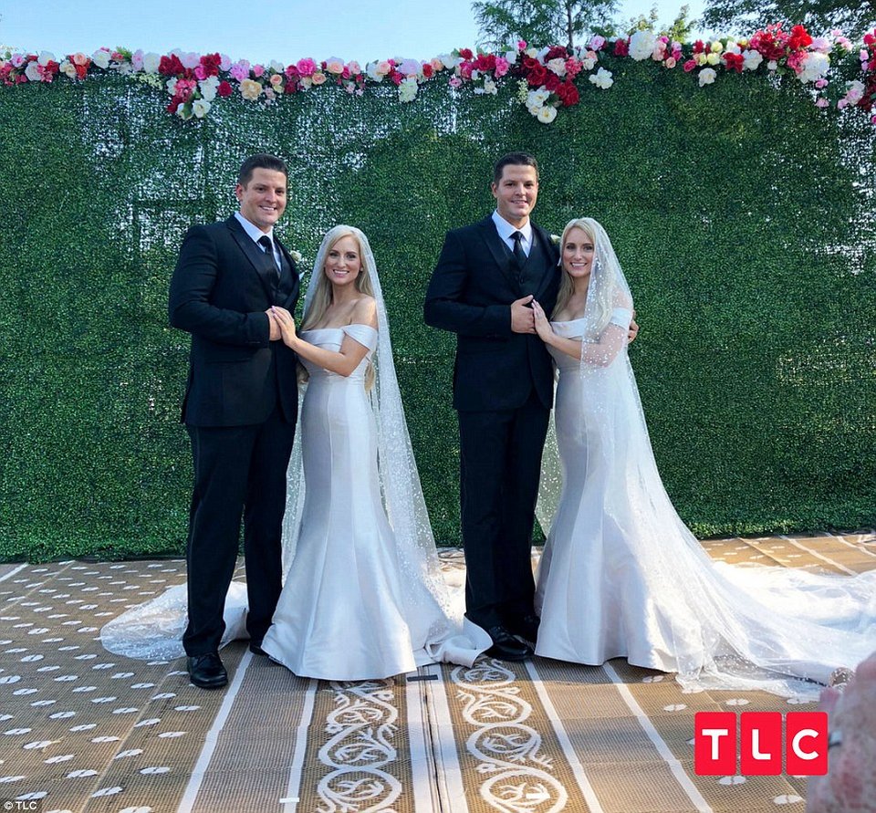 Δεν είναι photoshop: Δίδυμες παντρεύτηκαν δίδυμους στη Βρετανία - Ομοιότητα που ξεγελά [εικόνες] | iefimerida.gr 0