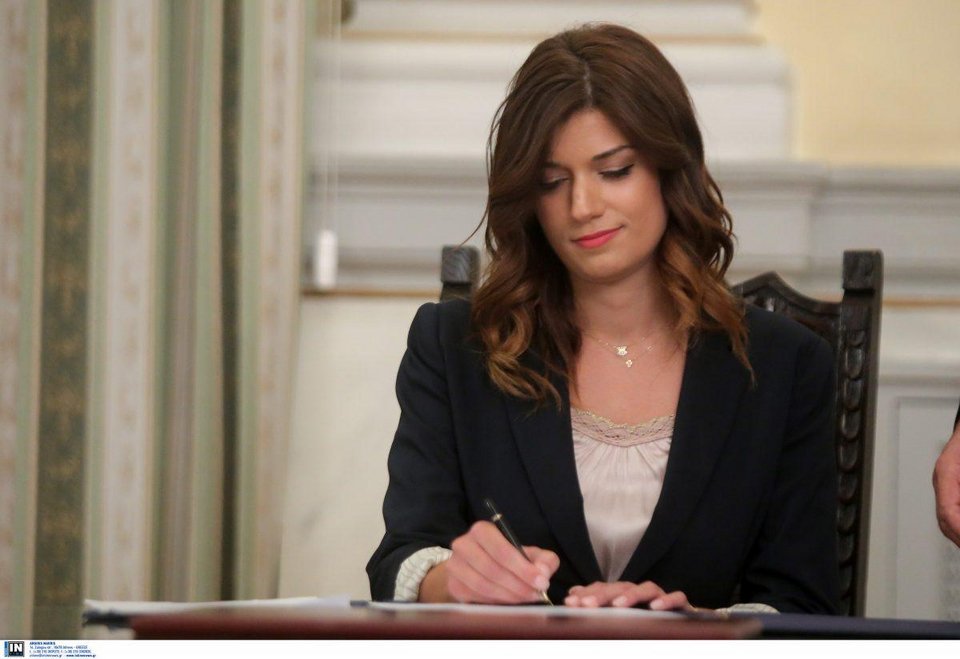 Η Νοτοπούλου έκλεψε τα φλας των φωτογράφων -Με στιλ ντίβας στην ορκωμοσία [εικόνες] | iefimerida.gr 13