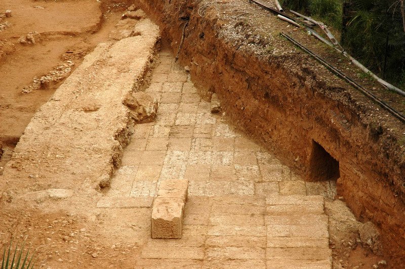 Τείχη έχουν σποραδικά αποκαλυφθεί κατά μήκος του άξονα των γραμμών του ΗΣΑΠ, στον Ταύρο, το Μοσχάτο και στην περιοχή του Νέου Φαλήρου, φωτογραφία: eurokinissi