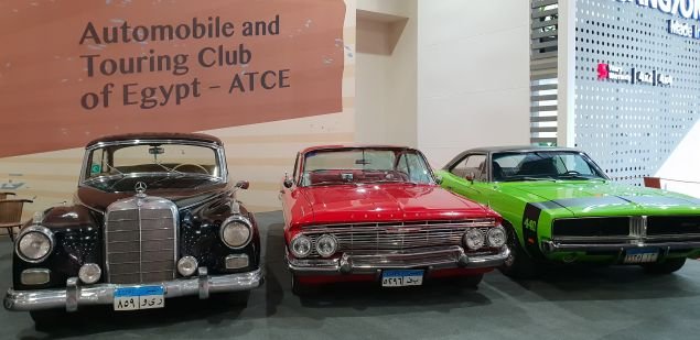 Στο περίπτερό του φιγουράρουν μία «MERCEDES Adenauer» μία κατακόκκινη αγγλική «MG» του 1948 και μία ζηλευτή «Rolls Royce»