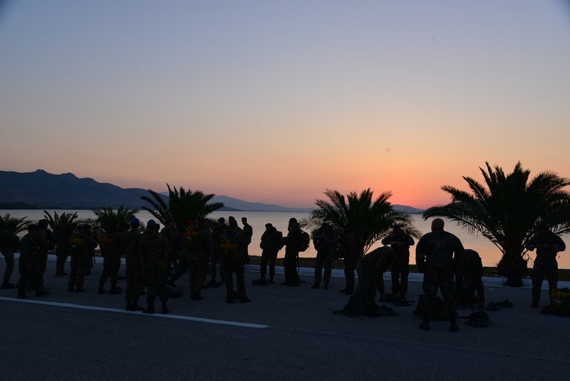 Εντυπωσιακά άλματα στη θάλασσα από Σινούκ -Από ύψος 400 μέτρων [εικόνες] | iefimerida.gr 7