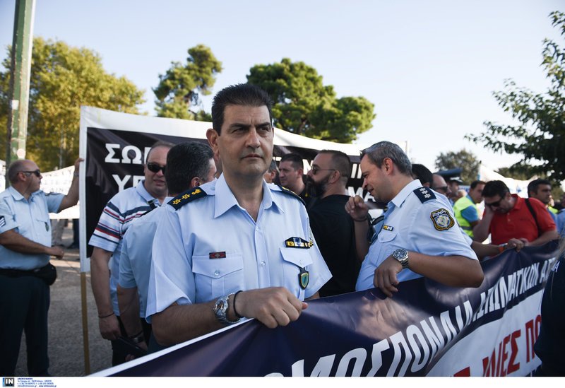 Η Νοτοπούλου δεν παρέλαβε ψήφισμα-διαμαρτυρία των ενστόλων -Φώναξαν «όχι» στις περικοπές [εικόνες & βίντεο] | iefimerida.gr 1