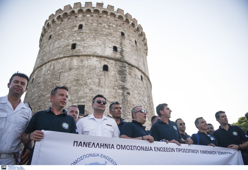 Η Νοτοπούλου δεν παρέλαβε ψήφισμα-διαμαρτυρία των ενστόλων -Φώναξαν «όχι» στις περικοπές [εικόνες & βίντεο] | iefimerida.gr 5