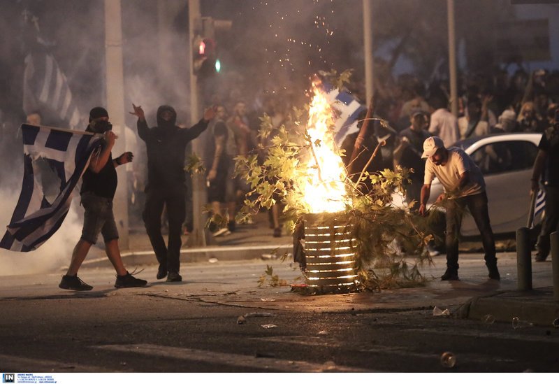 Μεγάλα επεισόδια και καταστροφές στη Θεσσαλονίκη -Στο συλλαλητήριο για τη Μακεδονία [εικόνες & βίντεο] | iefimerida.gr 10