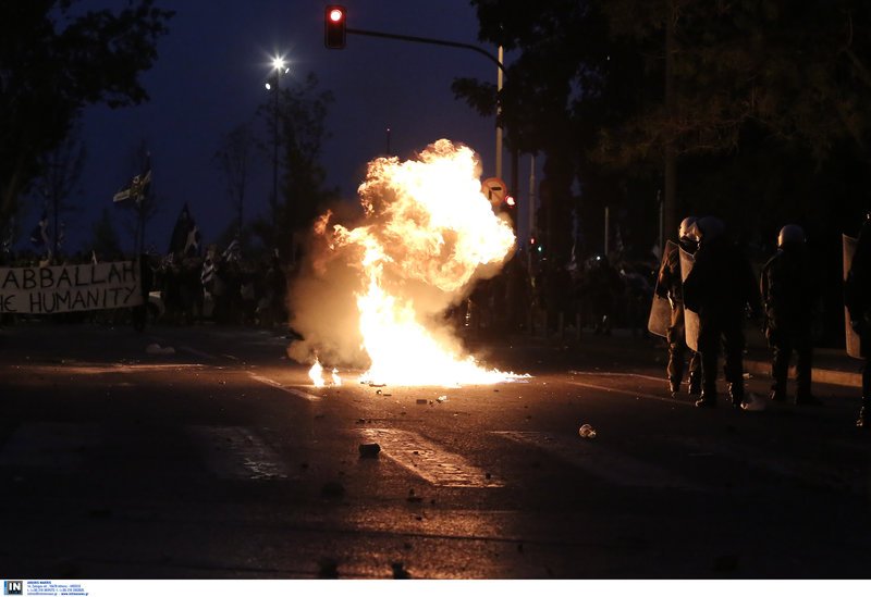 Μεγάλα επεισόδια και καταστροφές στη Θεσσαλονίκη -Στο συλλαλητήριο για τη Μακεδονία [εικόνες & βίντεο] | iefimerida.gr 14