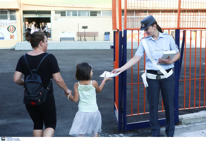 Ελεγχοι της Tροχαίας από το πρωί σε σχολικά λεωφορεία -Μοίρασαν φυλλάδια, έλεγξαν για παραβάσεις [εικόνες] | iefimerida.gr 10