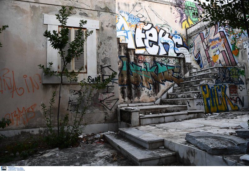 Οι τοίχοι της βίλας έρμαιο στα γκράφιτι